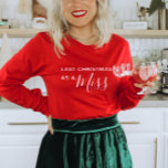 Los últimos Navidades como una camiseta de texto d<br><div class="desc">Los últimos Navidades como Miss Red Script Font Tee. Esta camisa es perfecta para la sesión de fotos,  fotos de fiestas de compromiso o para cualquier foto de vacaciones © Gorjo Designs. Hecho para ti a través de la plataforma Zazzle.</div>