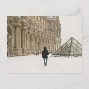 Louvre bajo la postal de la nieve