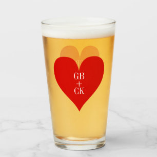Lover y sus iniciales pintan lentes de cerveza