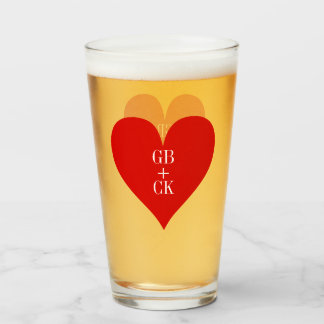 Lover y sus iniciales pintan lentes de cerveza