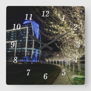 Luces De Árbol En El Reloj De Pared Del Parque Kly