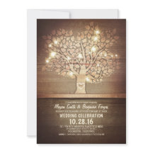 Luces de cadena e invitaciones de boda rústicas en