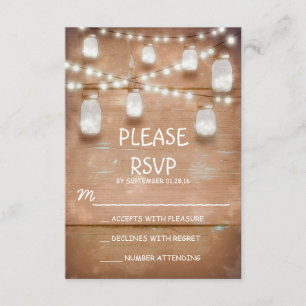 luces de cadena y tarjetas RSVP de albañilería