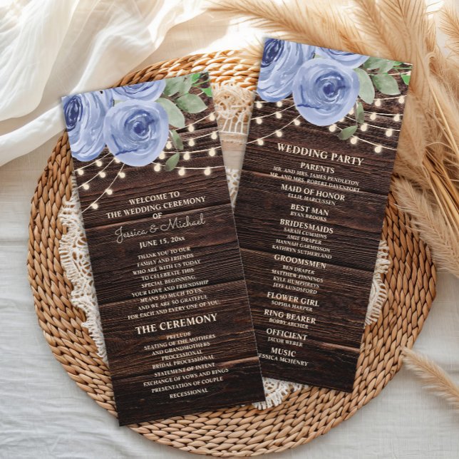 Luces de Cuerda Rústicas Programa de Boda Floral A (Dusty blue watercolor floral and string lights on rustic wood wedding program)