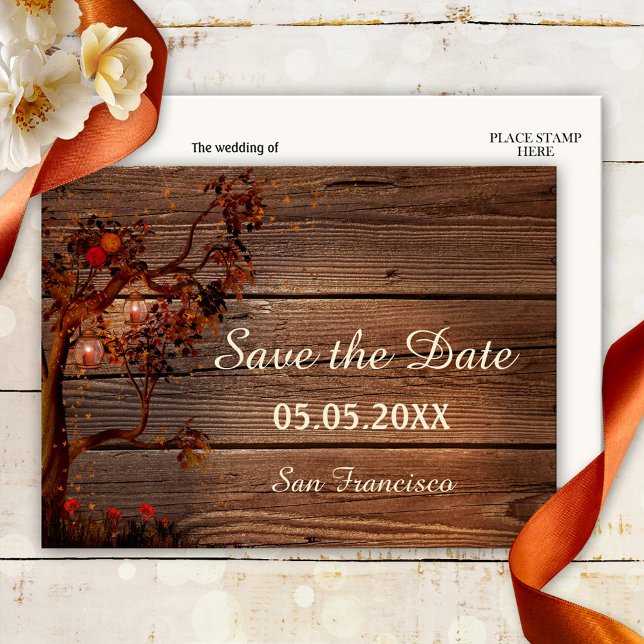 Luces de otoño salvan la postal de fecha (Save the Date postcard featuring a tree with colorful leaves, roses and lanterns on rustic wood)