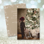 Luces del árbol de Navidad<br><div class="desc">Un ilustracion de un niño pequeño con un sombrero de Papá Noel parado en el asombro de un hermoso árbol de Navidad y presenta un saludo de Creer en el frente y tu mensaje personalizado y nombres en la parte de atrás.</div>