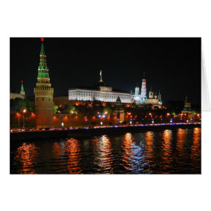 Luces del Kremlin frente al río Moskva, Moscú