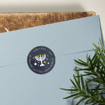 Luces estrelladas | Pegatina de la dirección de re<br><div class="desc">Pegatinas festivos de 1.5" de direcciones de retorno para sus tarjetas Hanukkah y los envíos de correo de temporada incluyen su nombre y dirección de retorno rodeando un ilustracion menorah iluminado con estrellas.</div>