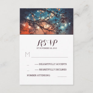 Luces rústicas que casan las tarjetas de RSVP
