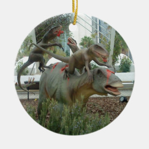 Luchando contra el ornamento de los dinosaurios