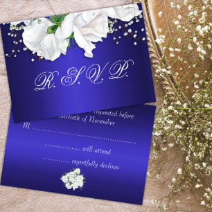 Lujosas rosas blancas y tarjeta RSVP azul oscuro