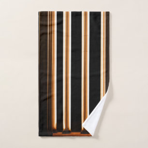 Lujoso cuarto de baño con elegantes columnas clara