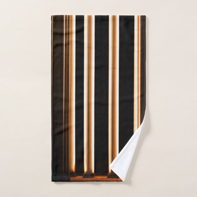 Lujoso cuarto de baño con elegantes columnas clara (Toalla de mano)