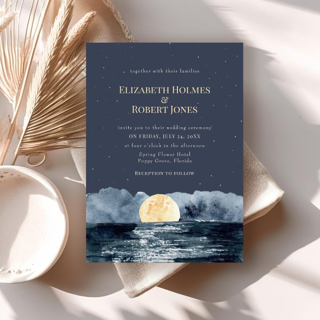 Luna completa en la invitación a la boda del lago (Full Moon on Lake Wedding Invitation on a boho table.)