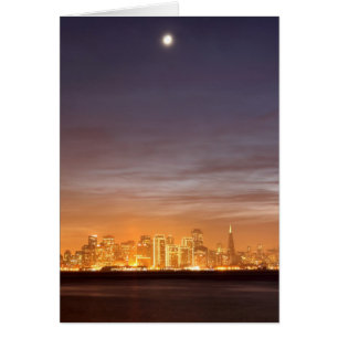 Luna que fija sobre San Francisco en diciembre