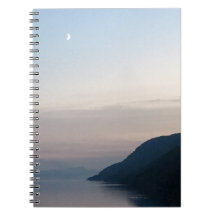 Luna sobre el cuaderno de Loch Ness