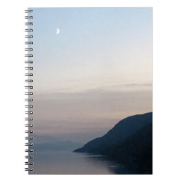 Luna sobre el cuaderno de Loch Ness