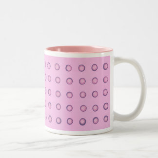 Lunares rosados y morados en capas sobre tazas ros
