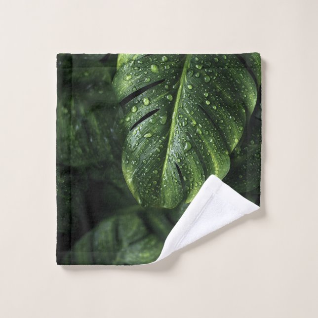 Lush Monstera Leaves with Morning Dew Drops (Toallita)