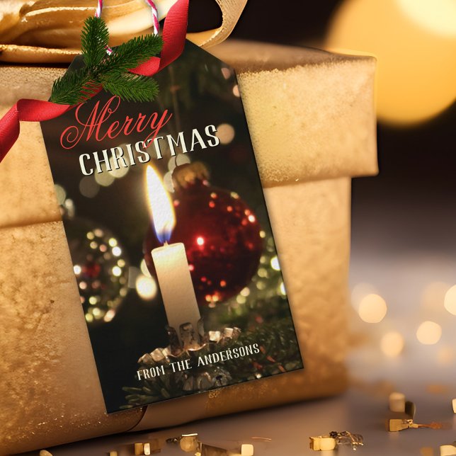 Luz de velas parachoques Etiqueta de regalo navide (A stylish Christmas gift tag featuring a candle on a background of sparkling cheerful lights)