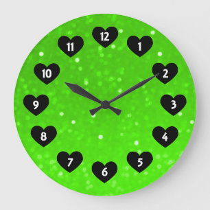 Luz tenue verde de neón con el reloj de pared del