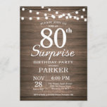 Madera de invitación de cumpleaños 80 de Rustic Su<br><div class="desc">Invitación de cumpleaños número 80 de Rustic Surprise con fondo de madera de String Lights. 13 15 16 18 21 30 40 50 60 70 80 90 100,  Cualquier edad.
Para más personalización,  haga clic en el botón "Personalizar" y utilice nuestra herramienta de diseño para modificar esta plantilla.</div>