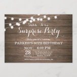 Madera de invitación de cumpleaños número 30 de Ru<br><div class="desc">Invitación de cumpleaños número 30 de Rustic Surprise con fondo de madera de String Lights. 13 15 16 18 21 30 40 50 60 70 80 90 100,  Cualquier edad.
Para más personalización,  haga clic en el botón "Personalizar" y utilice nuestra herramienta de diseño para modificar esta plantilla.</div>