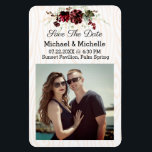 Madera rústica salva la fecha de nuestro imán Boda<br><div class="desc">Este es un imán rústico de personalizable de aspecto vintage, elegante y hermoso, con un fondo de grano de madera y flores de color burdeos para recordarle a su familia y amigos su día especial. Puede personalizar esto con su foto y cambiar el texto del imán. ¡Que guarden la fecha...</div>