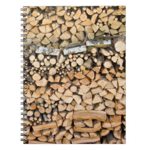 Madera tajada en un cuaderno de la pila