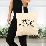 Madre de la bolsa de la novia | Guión moderno de M<br><div class="desc">¡A la Madre de la Novia le encantará esta bolsa de té personalizada! Una divertida letra de guión a la moda y el adorno de swirl adornan la parte delantera de la bolsa y debajo hay espacio para dos líneas de texto personalizado - añadir el nombre de la Madre de...</div>