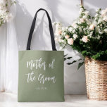 Madre de la bolsa verde del sabio de Groom<br><div class="desc">La madre del Boda del Groom Tote Bag en verde sabio y blanco. Bien por Bodas de regalos de damas de honor,  fiesta de novias,  fiesta de soltero,  cena de ensayo. Vea más productos con este diseño en la colección de abajo.</div>