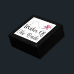 Madre de la caja de regalo del recuerdo de la boda<br><div class="desc">La mariposa rosada preciosa para sus miembros del partido nupciales viene en esta madre del joyero del recuerdo del boda de la novia. La caja de la teja y de madera se alinea y tiene sitio para los recuerdos del día de boda, un regalo especial o el artículo de la...</div>