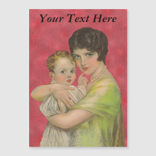 Madre de la época de 1930 sosteniendo el día de la