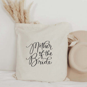 Madre de la novia con la mano dejada en la bolsa