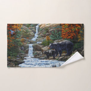 Madre de oso negro y cascada