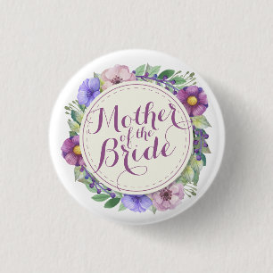 Madre del elegante botón floral de la novia