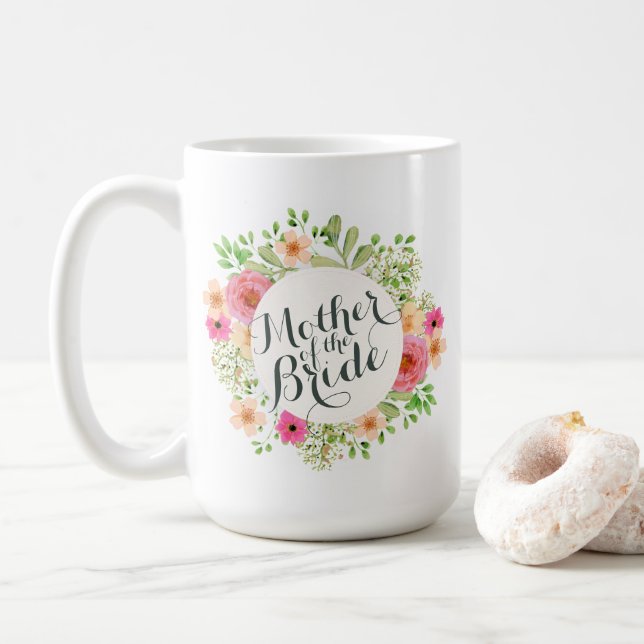 Madre elegante de la novia que casa la taza (Con donut)