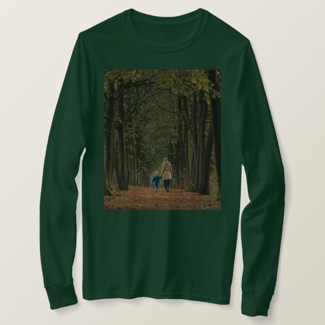 Madre Hija Caminando En Una Camiseta Verde Foresta (Anverso del diseño)