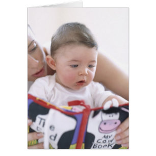 Madre leyendo al bebé. Rostros de una madre