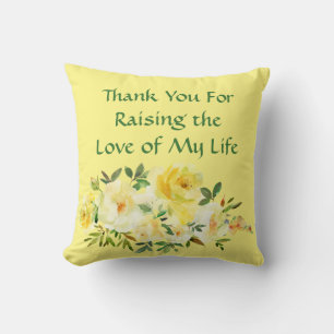Madre suegra obsequia almohada amarilla del día de