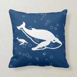 madre y bebé ballena blanca en almohada azul