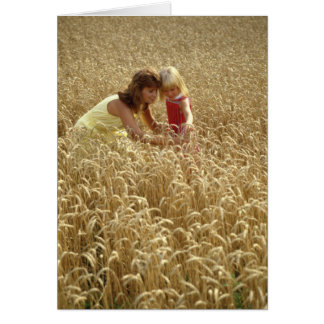 Madre y hija retro en el campo del trigo