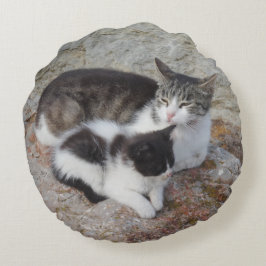 Madre y niño rodean la almohada