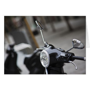 Madrid, scooter negro de Vespa