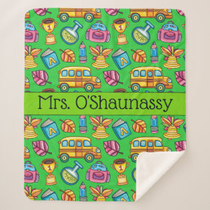 Maestra mimada envuelta en una manta Sherpa enamor