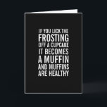 Magdalenas en tarjeta de cumpleaños divertida de<br><div class="desc">Si usted lame helar de una magdalena se convierte en un mollete,  y los molletes son sanos. ¡Recuérdela eso en su cumpleaños que cualquier cosa es posible!  Una tarjeta del feliz cumpleaños en blanco y negro con tipografía intrépida,  moderna.</div>