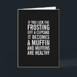 Magdalenas en tarjeta de cumpleaños divertida de<br><div class="desc">Si usted lame helar de una magdalena se convierte en un mollete, y los molletes son sanos. ¡Recuérdela eso en su cumpleaños que cualquier cosa es posible! Una tarjeta del feliz cumpleaños en blanco y negro con tipografía intrépida, moderna.</div>