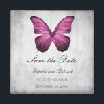 Magenta mariposa Guardar el imán de fecha<br><div class="desc">Elegante y simple imán Save The Date con una mariposa magenta sobre un fondo gris. Este diseño es una elección única para anunciar un boda moderno. Fácil de personalizar con los detalles de su boda. Haga clic en "Personalizar" para encontrar más opciones de personalización.</div>