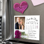 Magenta Plum Rosa de calendario Foto Guardar imán<br><div class="desc">Estas bellas tarjetas magnéticas son la manera perfecta de hacer saber a tu familia y amigos que ahorran la fecha para tu próximo boda. El diseño romántico incluye un único rosa de color púrpura de tallo largo sobre su reflejo lateral o reflejado en un estanque de agua con una foto...</div>