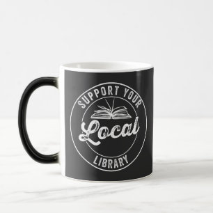 Mágica apoyar la taza de café de su biblioteca local